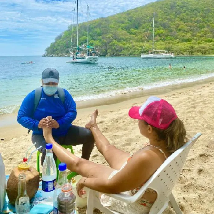 turista recibiendo masaje en los pies