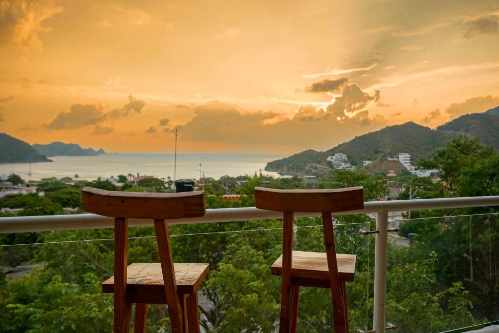 Hermoso atardecer con sillas vacías para que una pareja pueda sentarse a disfrutarlo en vito hotel boutique