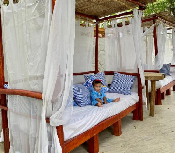 Un bebe sentado en una zona de muebles en vito hotel boutique