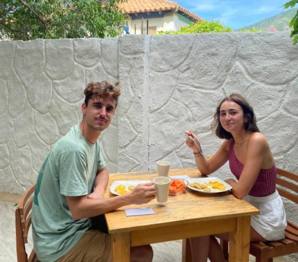 Pareja tomando el almuerzo en vito hotel boutique